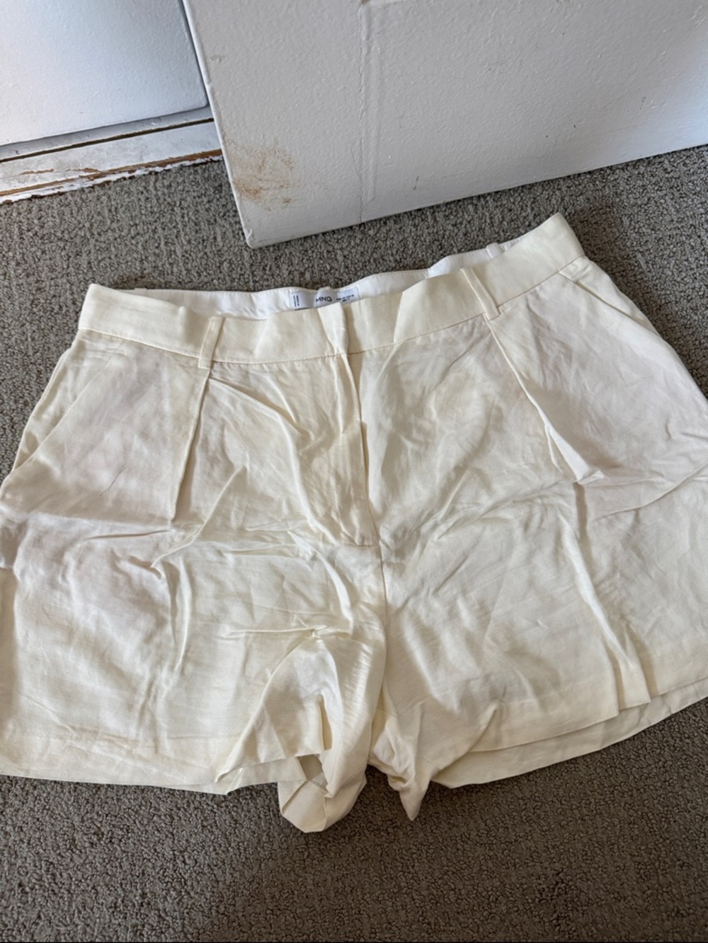 Mango Cream Pleated Linen-Blend Shorts